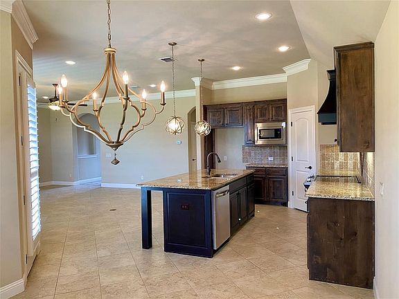 4th image of 303 Oar Wood Dr
