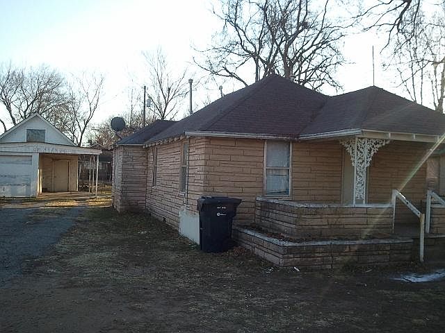 Comfortable 2 bed 1 bath house with garage