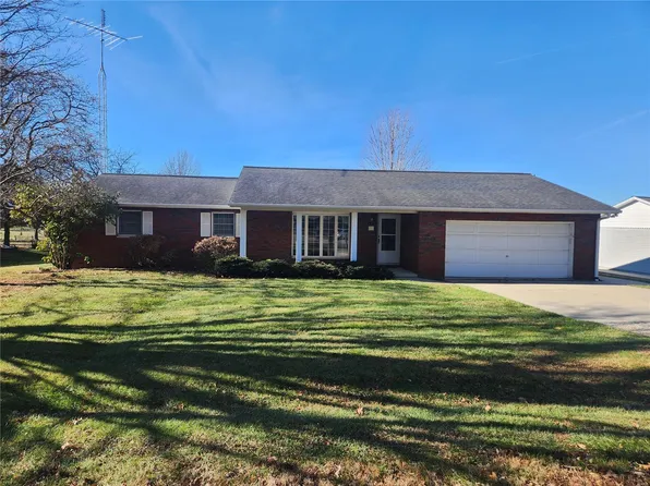 108 Maple St, Raymond, IL 62560