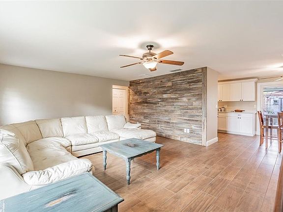 4th image of 605 Bay Lake Trl