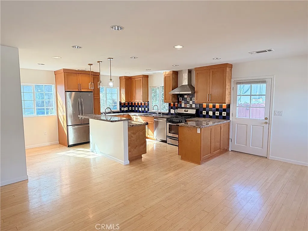 3 bed, 1332 sqft, $3,700 — Photo 4