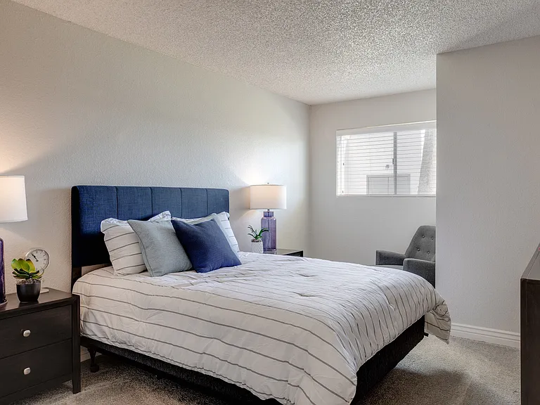 544 Southern Apartments — Photo 8