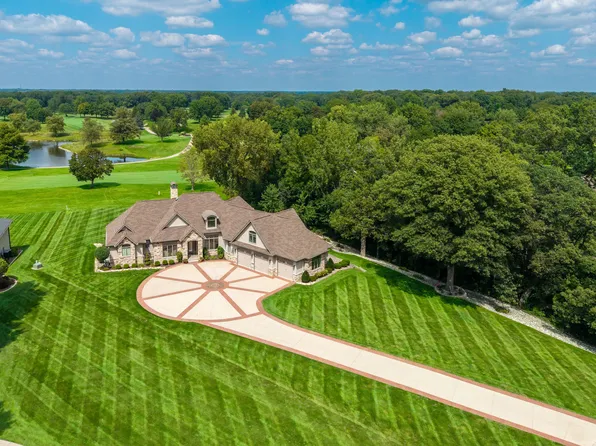 10 Bay Hill Dr, Coal Valley, IL 61240