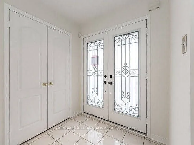 114 River Rock Cres — Photo 2