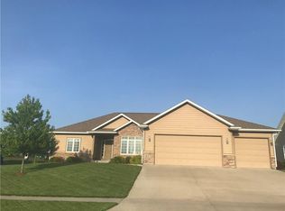1820 W 3rd St, Pella, IA 50219