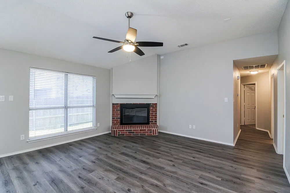 4 bed, 2.0 bath, 1888 sqft, $2,445 — Photo 4