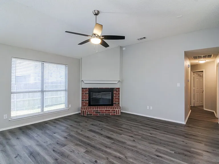 603 Wolcott Ln — Photo 4