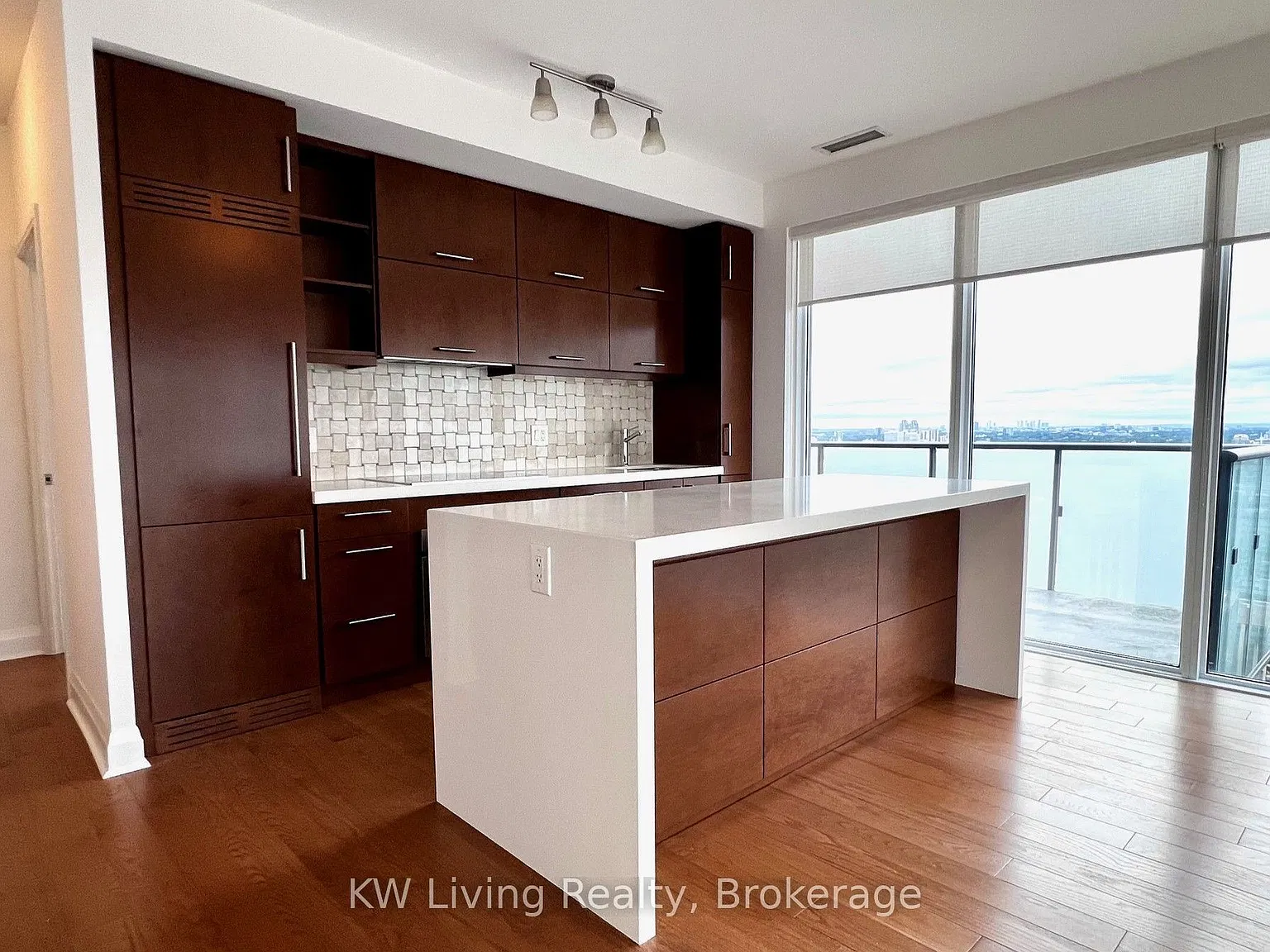 U Condos — Photo 4