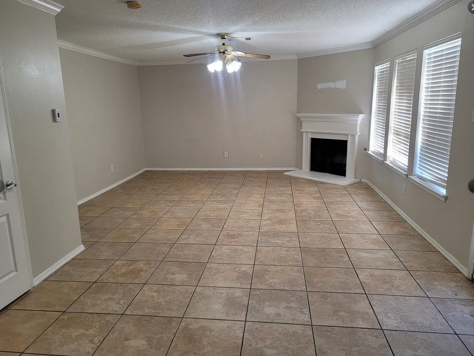 4 bed, 2472 sqft, $2,400 — Photo 3