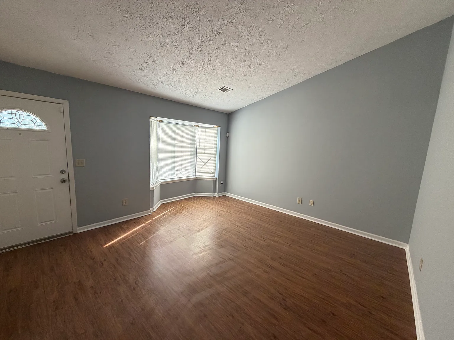 3 bed, 1.5 bath, 1076 sqft, $1,400 — Photo 3
