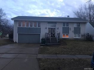 6 Burton Ln, Hamburg, NY 14075