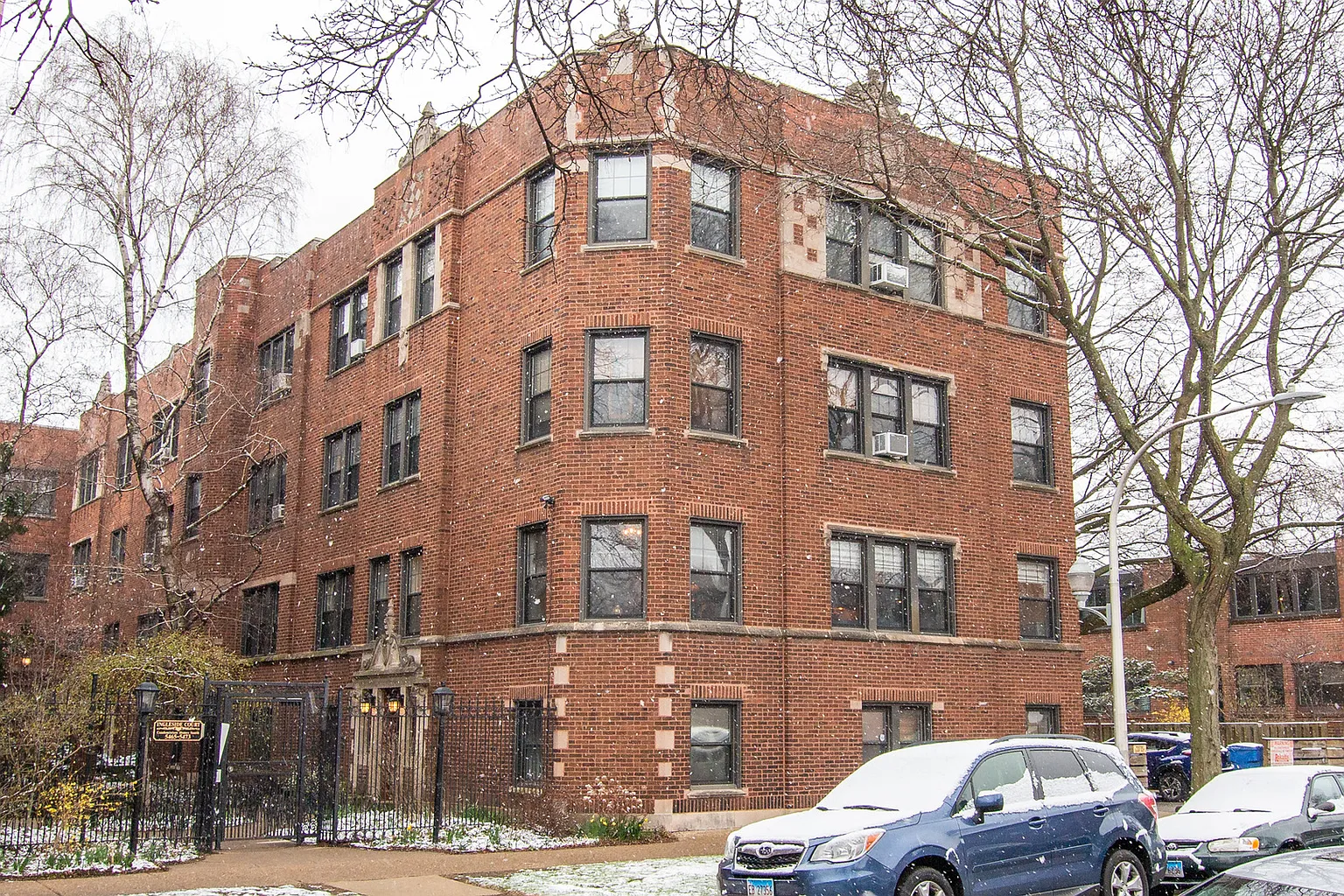 5473 S Ingleside Ave APT 1W photo 1