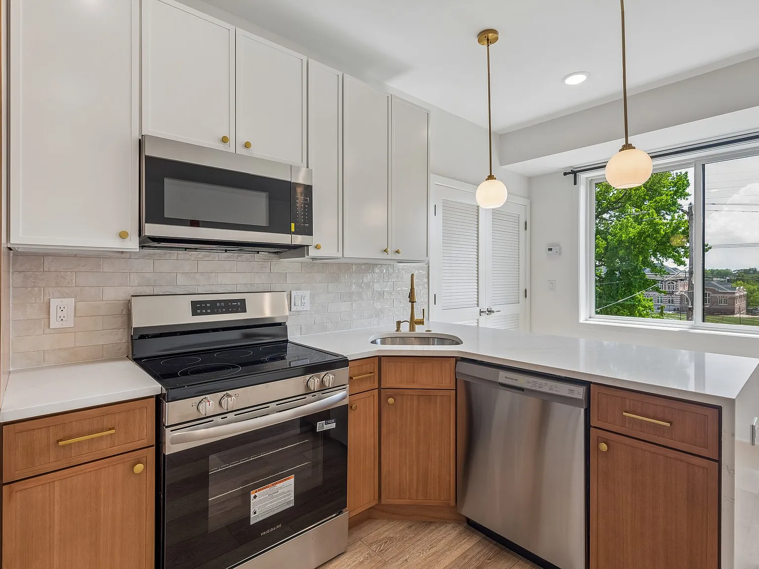 2 bed, 2.5 bath, 1194 sqft, $1,900 — Photo 2