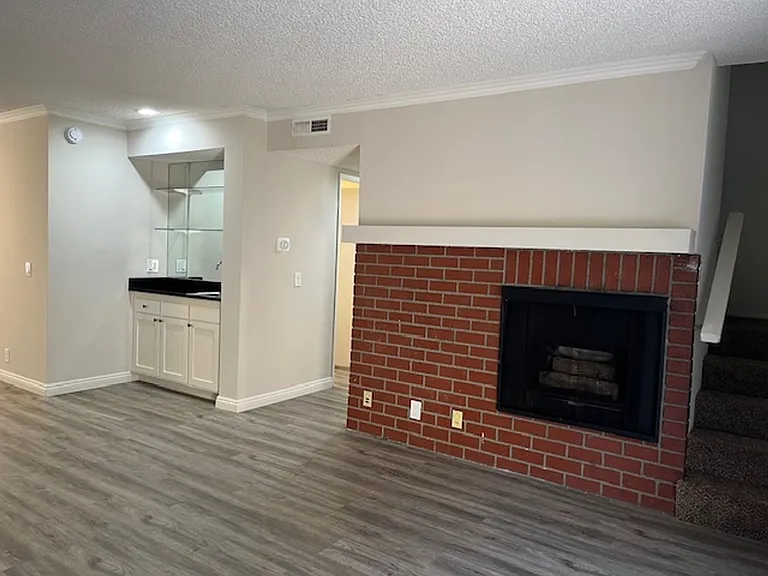 21051 Gresham St — Photo 14