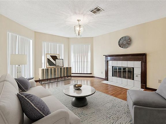 3rd image of 444 Sugarpine Dr
