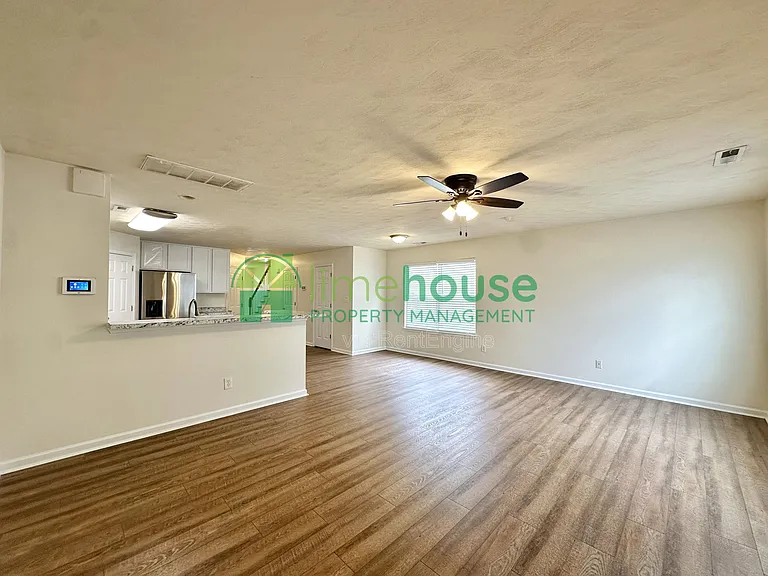 1323 Hoover Ave — Photo 2