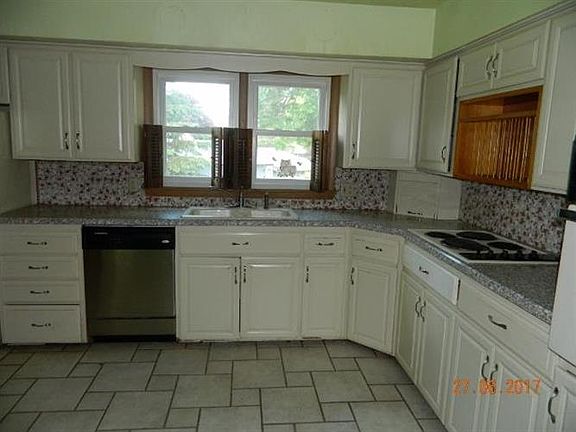 3rd image of 821 Riverview Dr