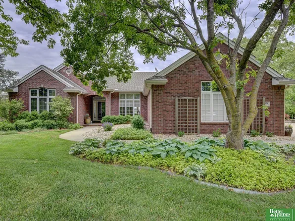 5850 Country Squire Plz, Omaha, NE 68152