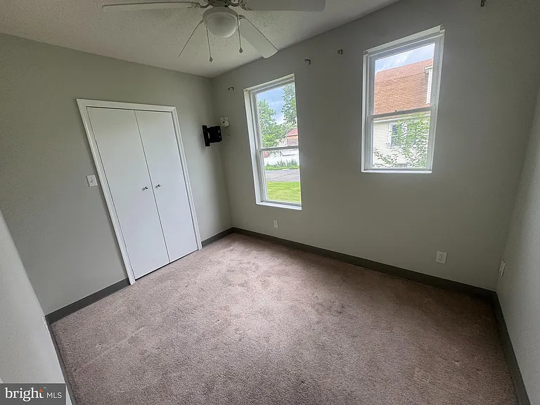 325 Plymouth Ave — Photo 3