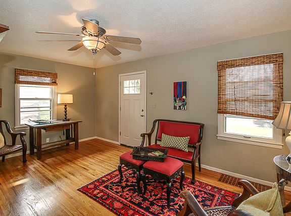 LIVING ROOM WITH BEAUTIFUL H