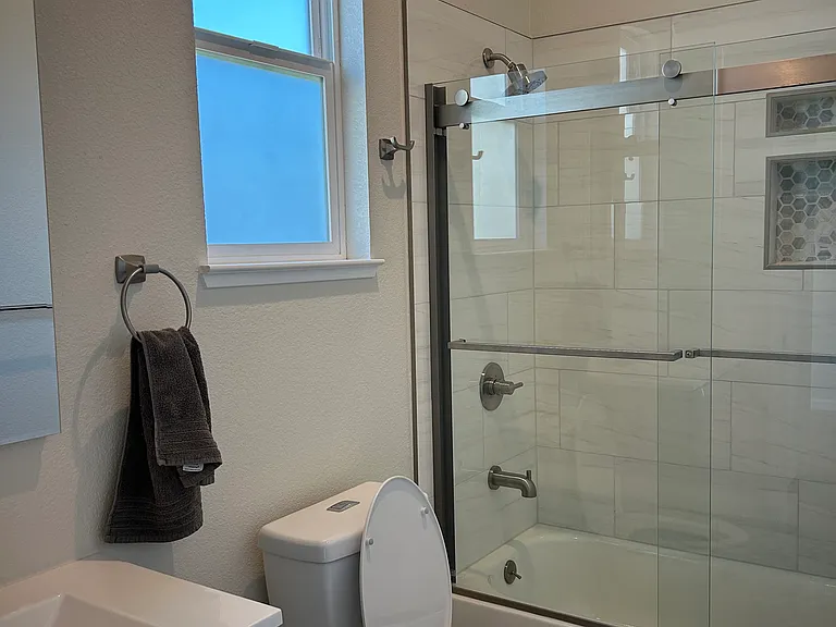 Full Bathroom 1 with tub/shower