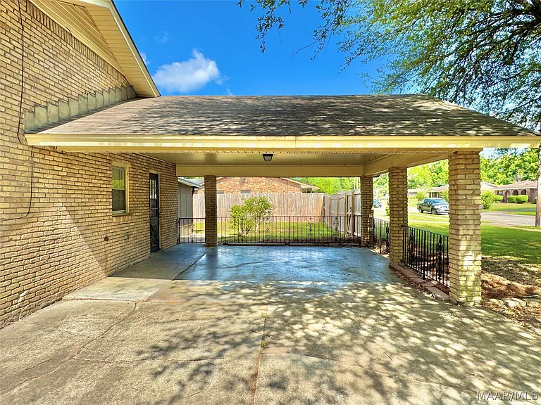 2311 Cottingham Dr — Photo 6