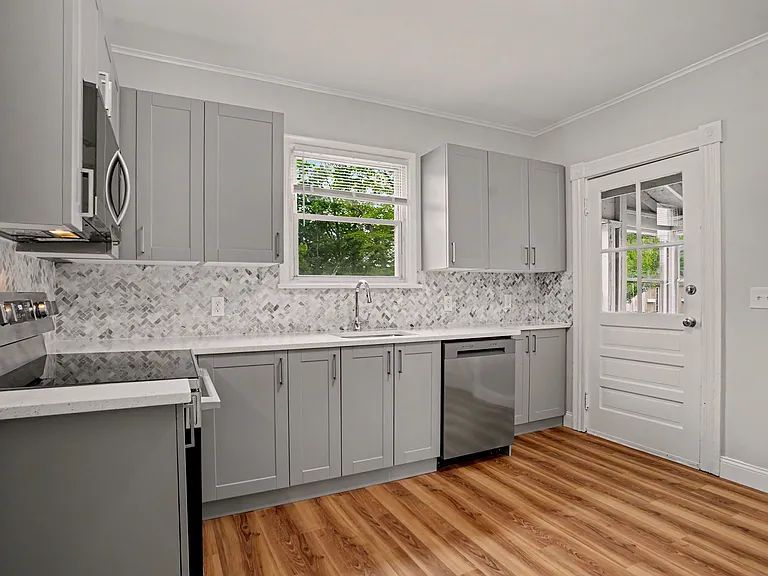 156 Hawthorne Ave — Photo 10