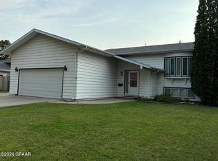 1302 Rider Rd, Grand Forks, ND 58201
