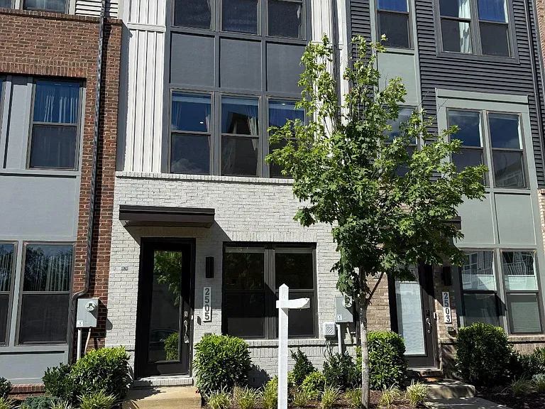 2505 Nicholson St — Photo 2