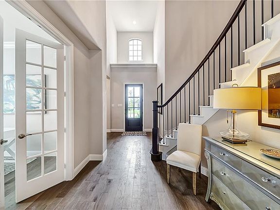 2nd image of 1109 Broadmoor Way