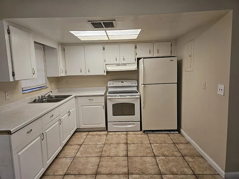 2556 NW 52nd Ave #D19 — Photo 1