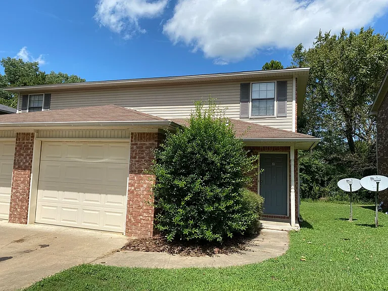 411 Valley Dr — Photo 1