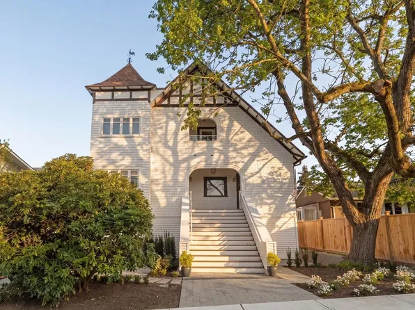 326 W 14th St #1, North Vancouver, BC V7L 2N6