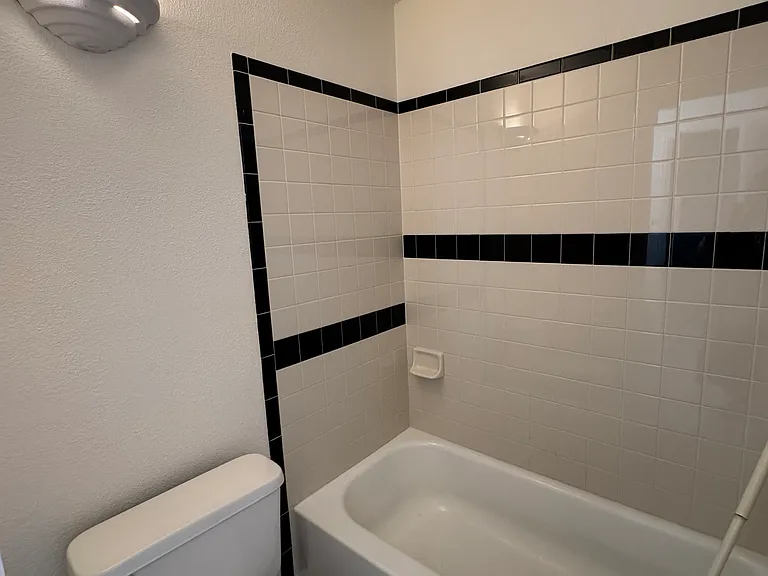 10549 Laurelglen Cir — Photo 24