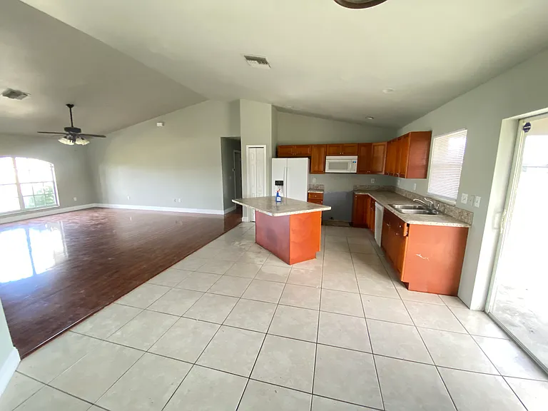 413 NW 16th Pl — Photo 15