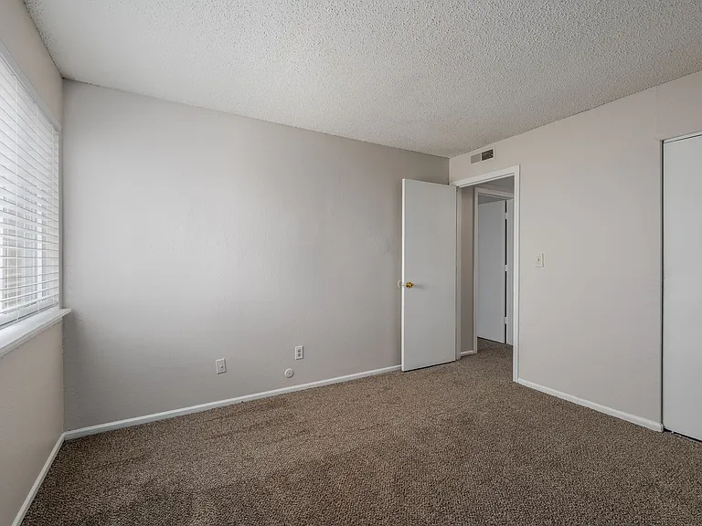 Riverside Heights Apartments — Photo 12
