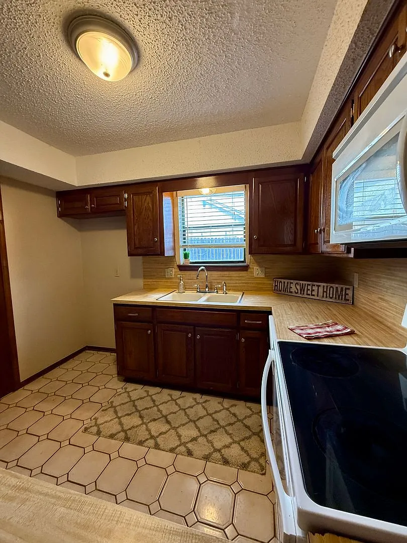 Spacious 3 Bedroom, 2 Bath Home in Moore! — Photo 3