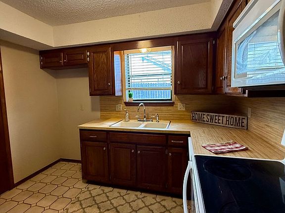 3rd image of 1368 W Cedarbrook Ln