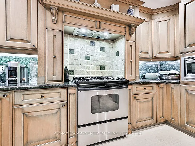 1430 Hurontario St #A — Photo 10