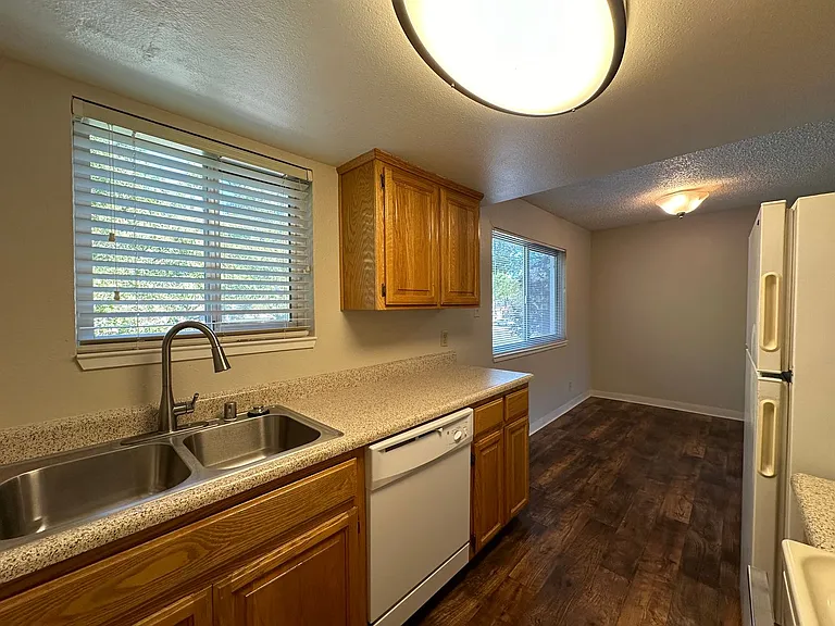 B Street Apartments — Photo 22