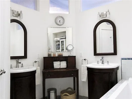 Sold by R New York | media 4