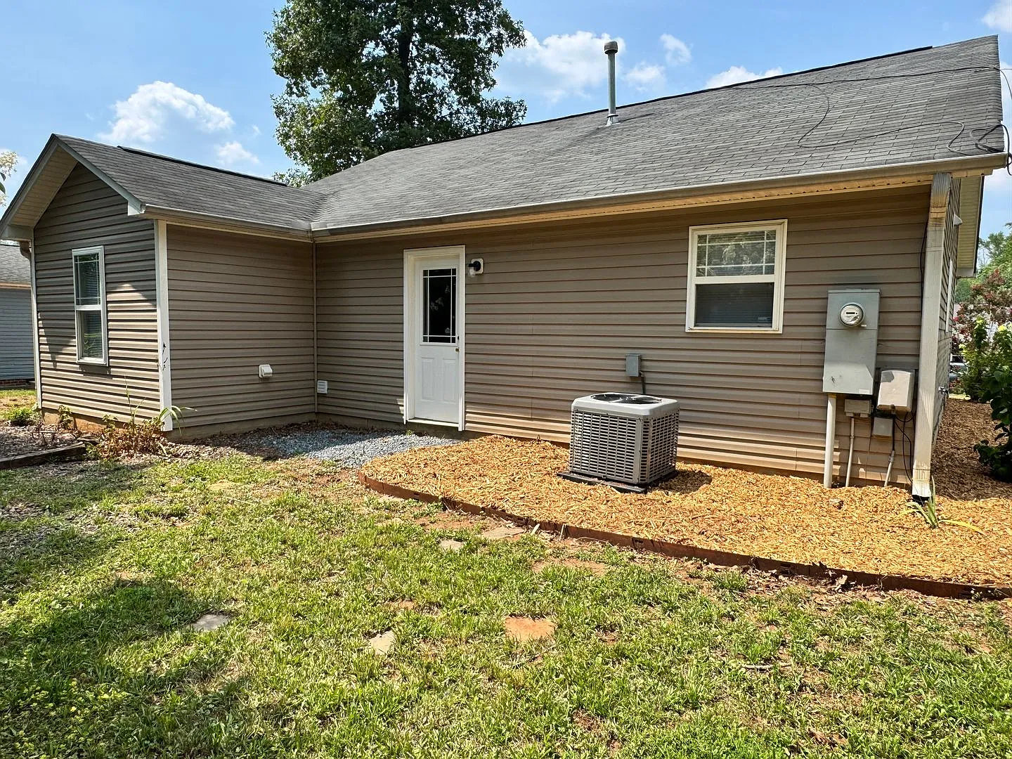 Convenient 3 Bedroom, 2 Bathroom House in Winston-Salem! — Photo 2
