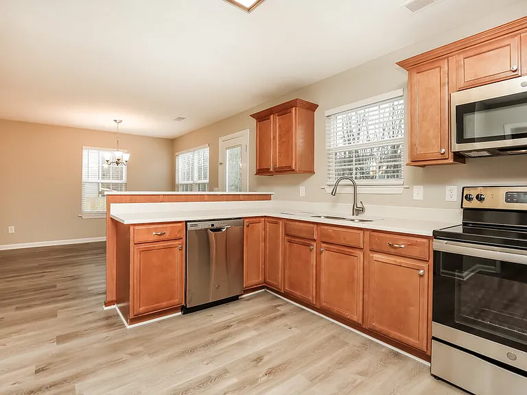 141 Lyndhurst Dr — Photo 9
