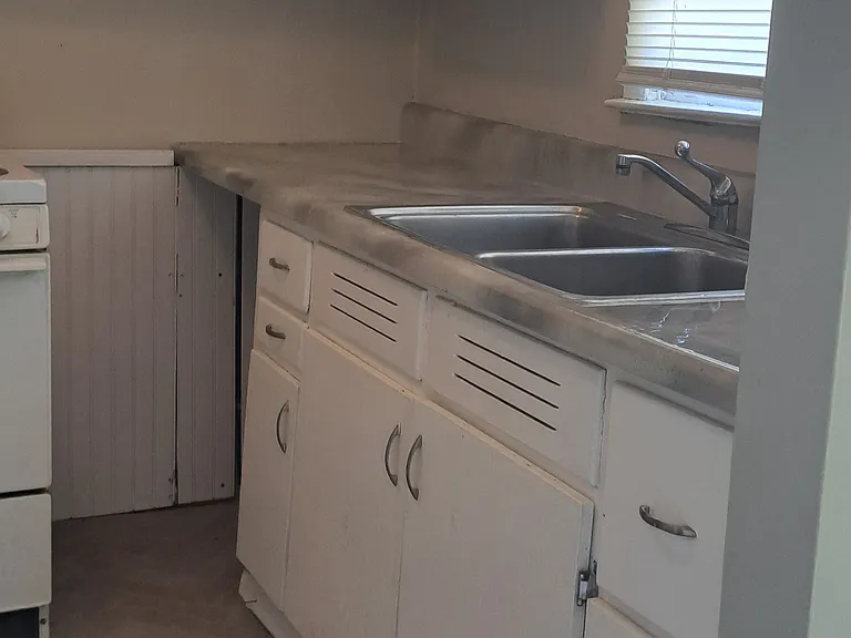 909 Mockingbird Ln — Photo 5