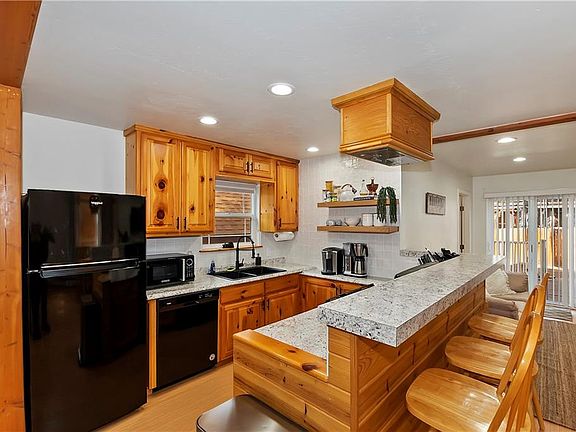4th image of 43054 Sunset Dr