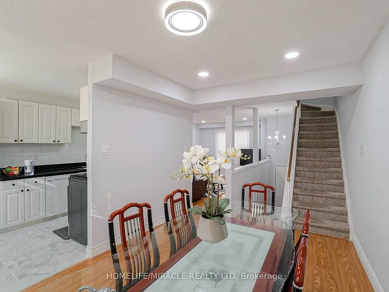 30 Hoskins Sq — Photo 6