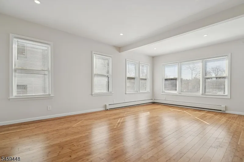 2 bed, 1.0 bath, 1000 sqft, $2,400 — Photo 4