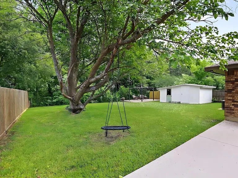 713 Patricia Dr — Photo 24