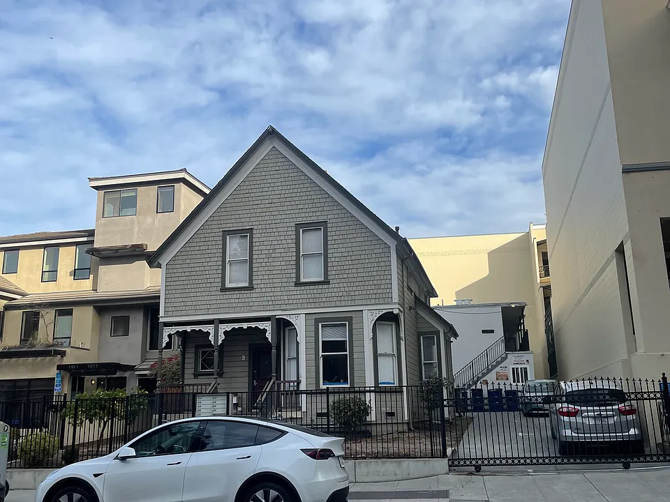 1915 1/2 Addison St #202