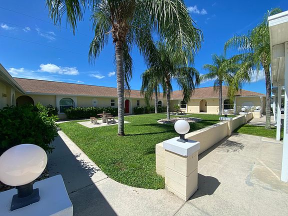 3rd image of 906 SW 47th Ter #7